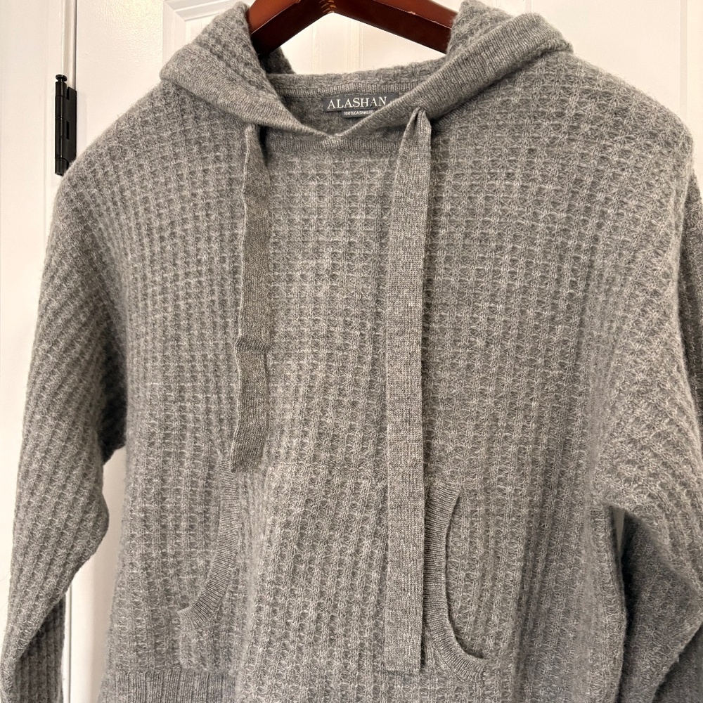 Women’s light grey Cashmere hooded sweater Size M